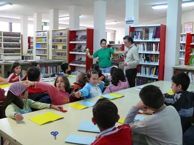 alumnado en la Biblioteca Municipal, marzo 2007