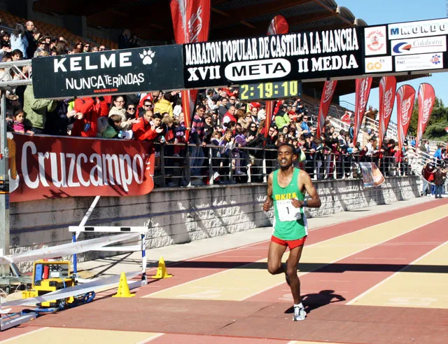 imagen de Tewodros Asfaw cruzando la meta