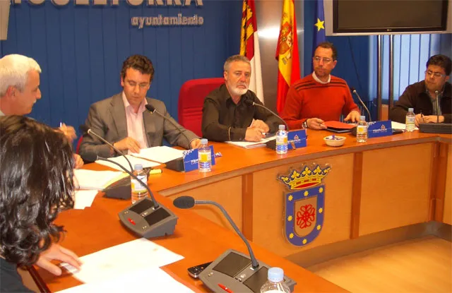 imagen reunión en el Salón de Plenos, mayo 2008