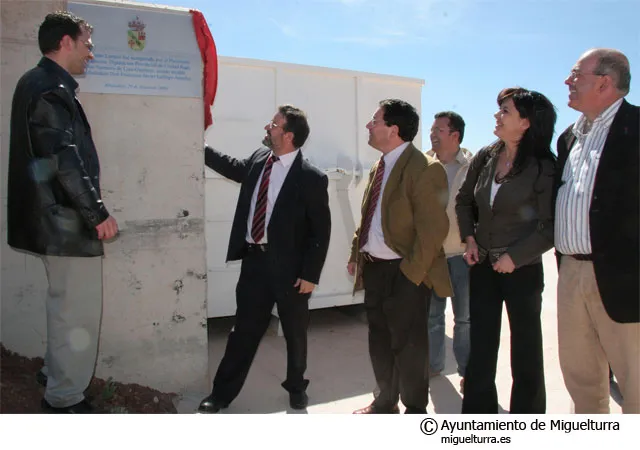 De Lara inaugurando puntos limpios, marzo 2006