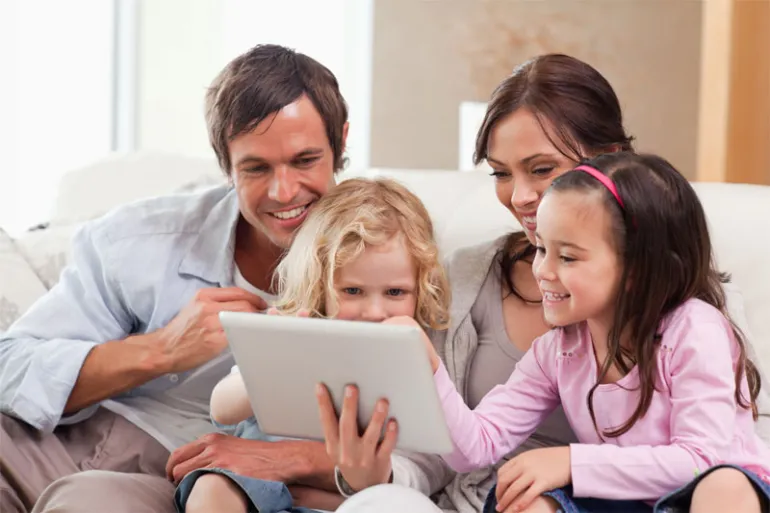 imagen de familia haciendo uso de las tecnologías de la información