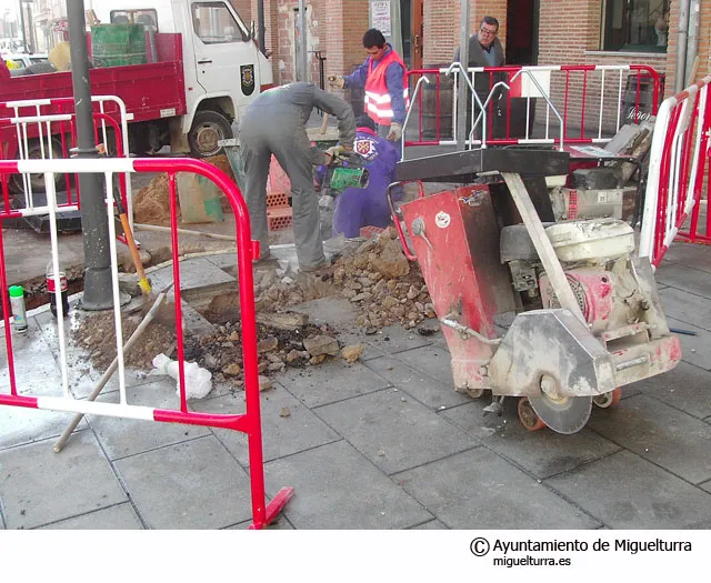 Obras por enlace con la fibra óptica en el centro