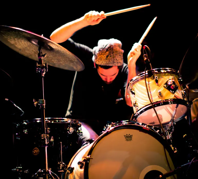 imagen de baterista durante una sesión musical