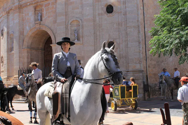 imagen de una mujer montando a caballo