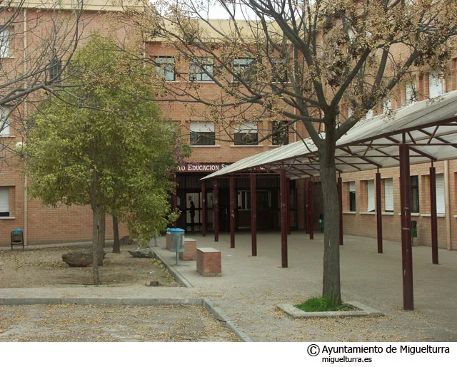 imagen de la fachada del IES Campo de Calatrava