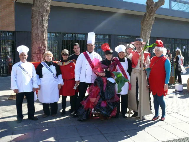 imagen ganadores trajes reciclados año 2012