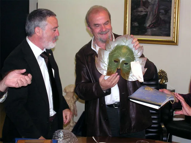 imagen de Román Rivero en la Prefectura Griega