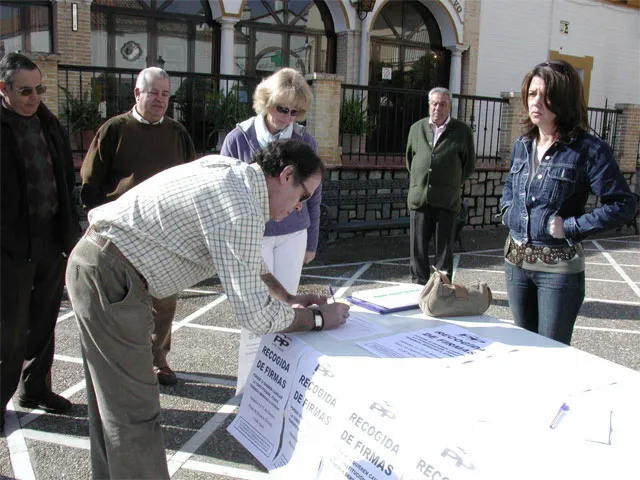 Imagen de la recogida de firmas en Andalucía