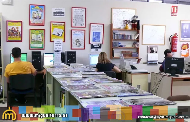 imagen de personas en la Biblioteca, mayo 2009