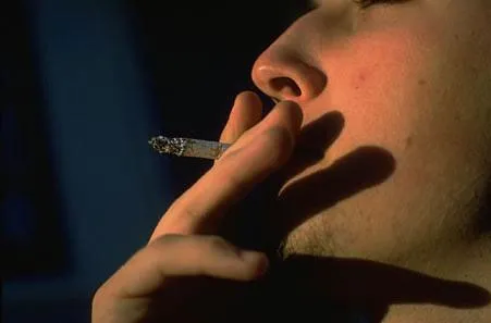 imagen de un joven fumando. Fumar es malo