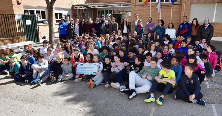 imagen del alumnado del CP El Pradillo con el premio del concurso Aquona, Miguelturra, abril 2019