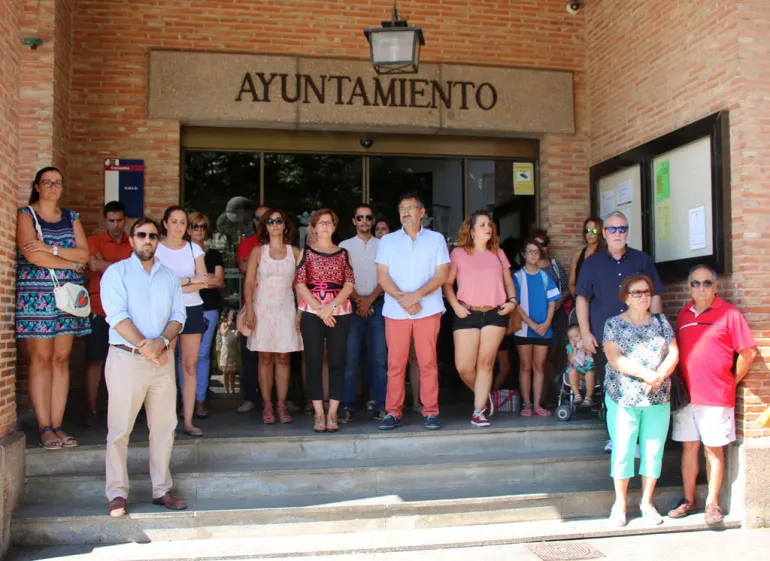 imagen de la concentración frente al ayuntamiento contra los atentados en Barcelona, agosto 2017