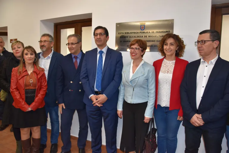 imagen de autoridades durante la inauguración de la Casa de la Capellanía de Miguelturra, nueva biblioteca
