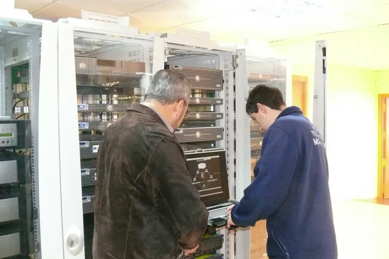 imagen de técnicos de nuevas tecnologías en el Centro de Proceso de Datos