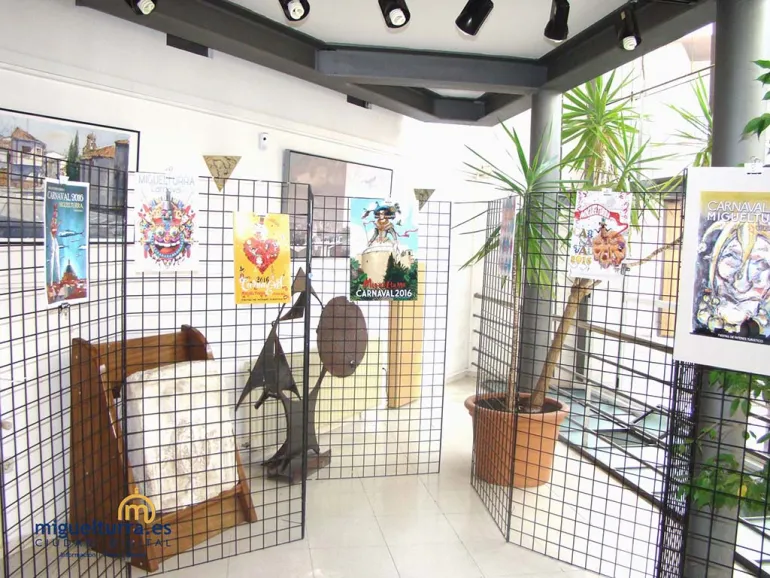 imagen de parte de la exposición de las 29 obras presentadas al Certamen del Cartel del Carnaval 2016
