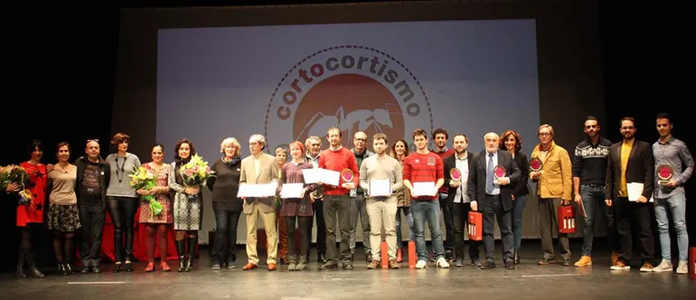 Foto familia de premiados en Corto Cortísmo 2016