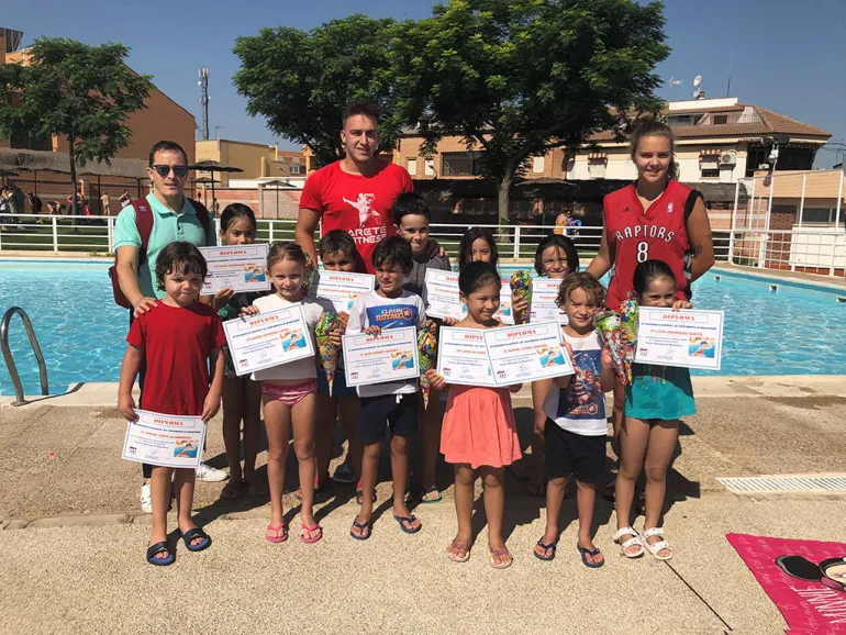 imagen de la entrega de diplomas, cursos natación, Miguelturra 2019