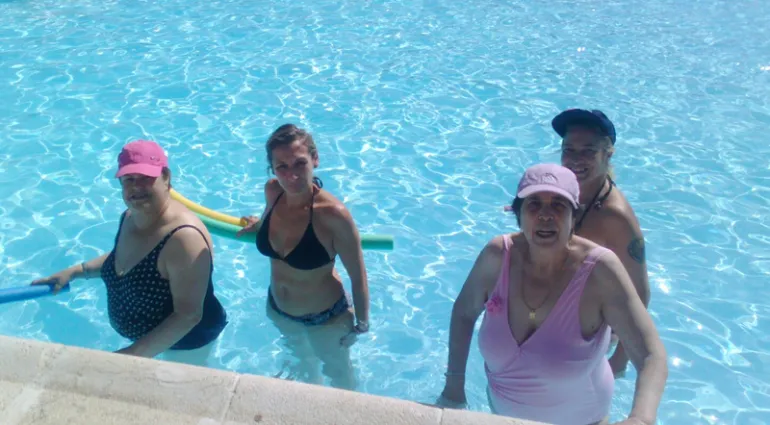 imagen de la sesión de hidroterapia en la Piscina Municipal de Verano, julio 2017