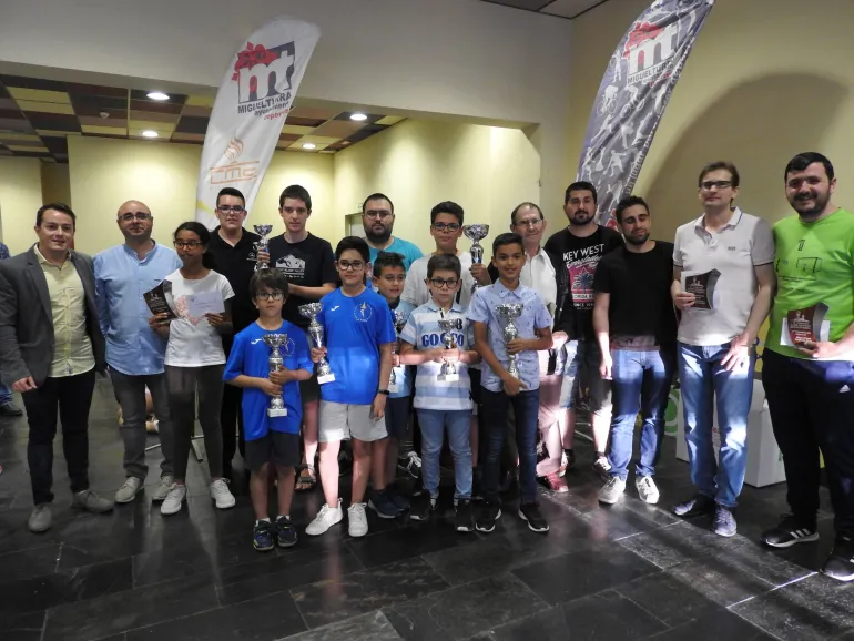 imagen de organización, autoridades, ganadores y ganadoras del Torneo de Ajedrez, junio 2019, fuente imagen Club Ajedrez Miguelturra