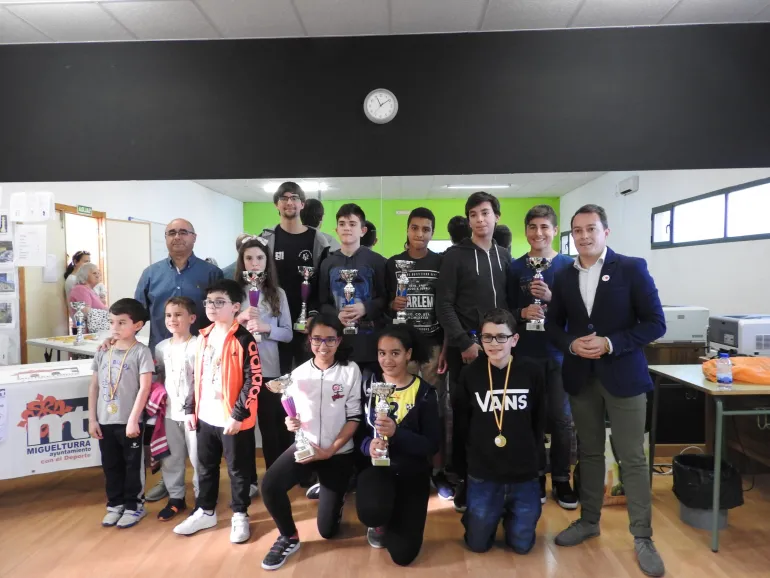 imagen de participantes, ganadores, ganadoras, autoridades y organización Torneo Local Ajedrez Cristo 2019, fuente imagen Club Ajedrez Miguelturra