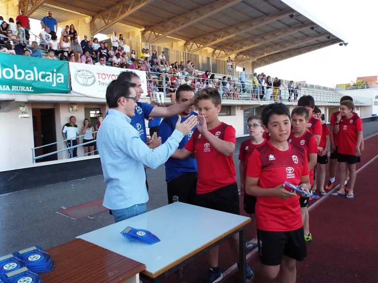 imagen entrega de medallas tras el Campus de Fútbol Miguelturra 2017 con la presencia del concejal de Deportes, imagen de Alberto Sánchez