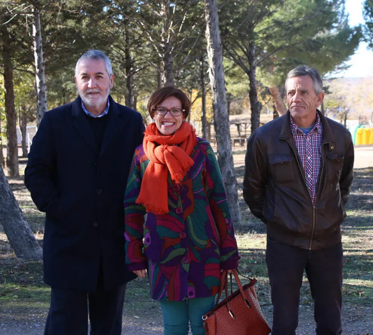 imagen de la visita a Peralvillo de Victoria Sobrino, Vicente Yerves, Santos Peña. Diciembre 2017