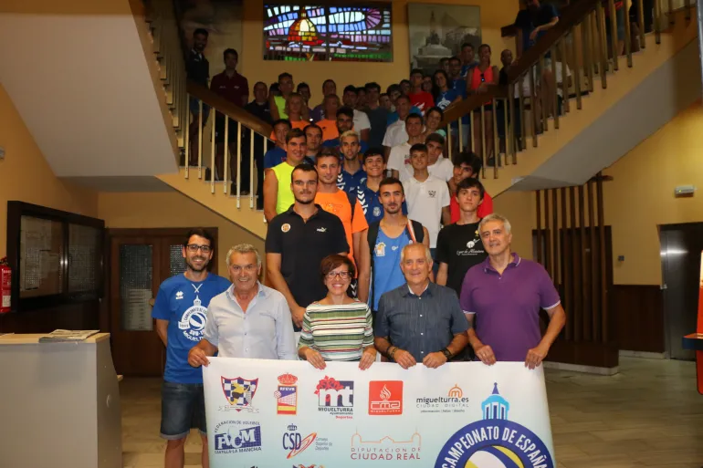 imagen de Victoria Sobrino recibiendo a los participantes en el Campeonato Nacional de Voley Playa Masculino Sub-19. Agosto 2018