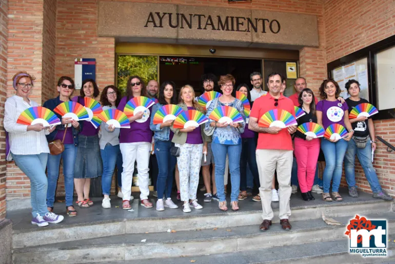 imagen de alcaldesa, autoridades, concejales, concejalas y organización con abanicos frente al Ayuntamiento, junio 2019