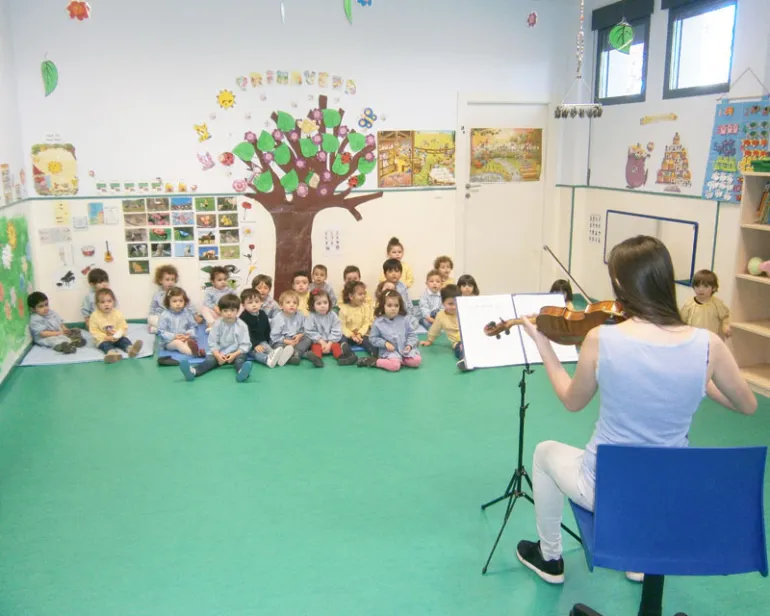 imagen de Lola Ocaña Moraga al violín en Coleta, abril 2017, fuente imagen Escuela de Música de Miguelturra