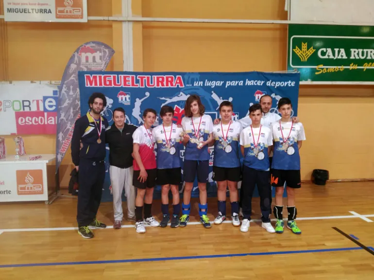 imagen del infantil masculino del ADV MIguelturra y concejal Deportes, marzo 2017, imagen ADV Miguelturra