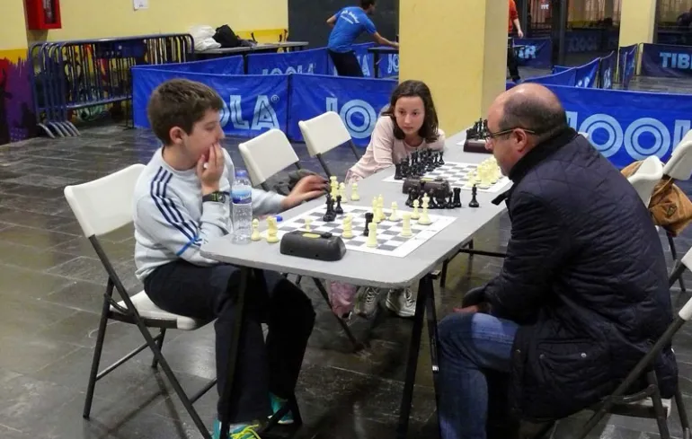 imagen de partida de ajedrez durante el evento lúdico deportivo del viernes en Miguelturra
