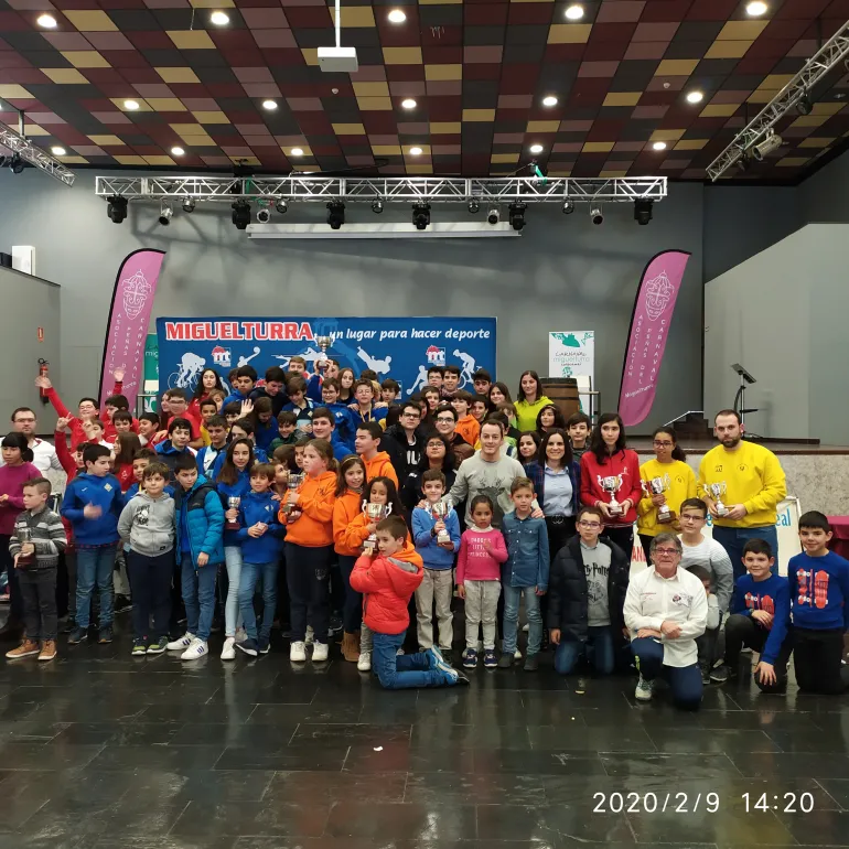 imagen de participantes y autoridades tras la jornada de ajedrez, febrero 2020, fuente imagen Club Ajedrez Miguelturra