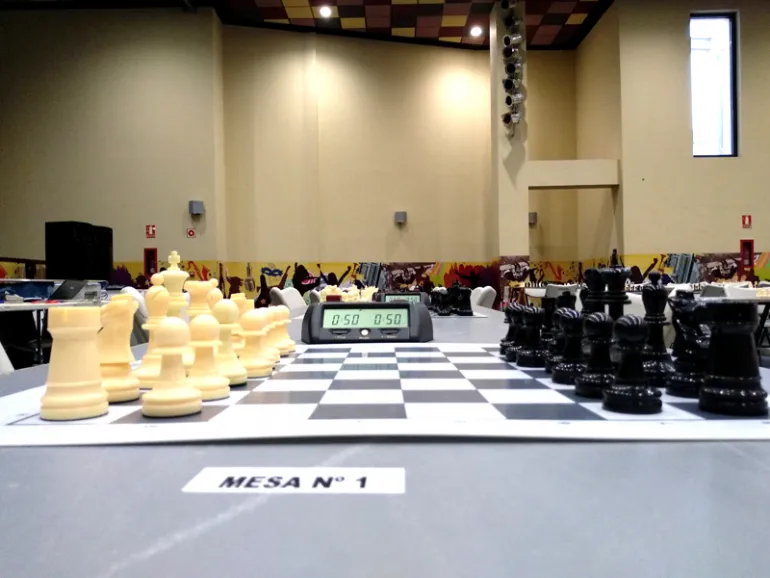 imagen de mesa y fichas de ajedrez en el CERE, enero 2019, fuente imagen Club Ajedrez Miguelturra