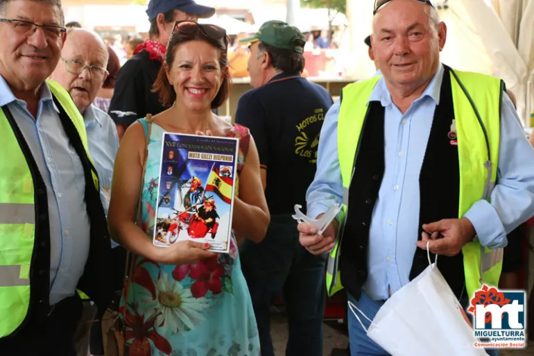 imagen de Victoria Sobrino recibiendo una placa de Moto Guzzi, Ferias y Fiestas Miguelturra 2016