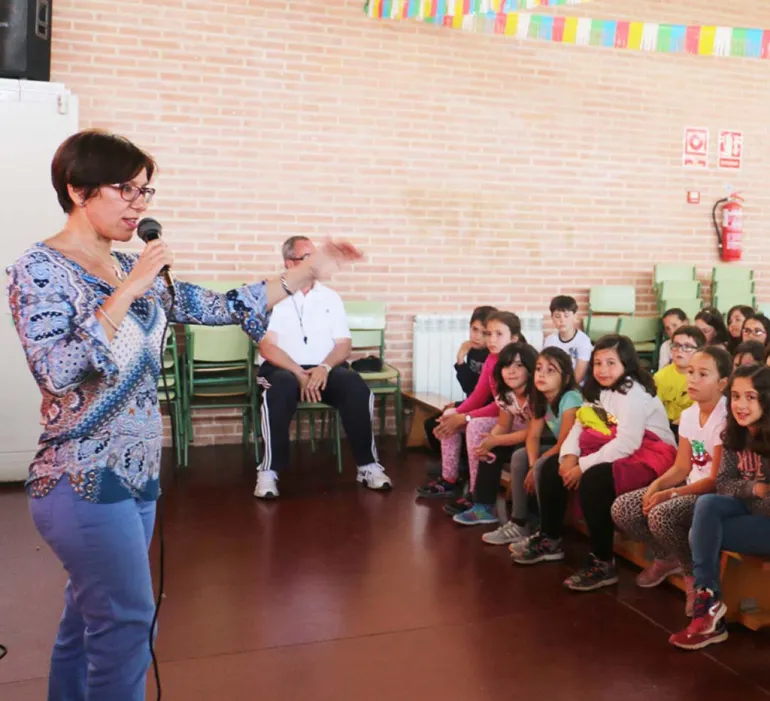 imagen de Victoria Sobrino en el Colegio Público Clara Campoamor, abril 2017