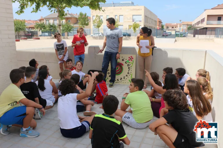 imagen de alumnado del Colegio Público Clara Campoamor durante la Semana de la Movilidad, septiembre 2017