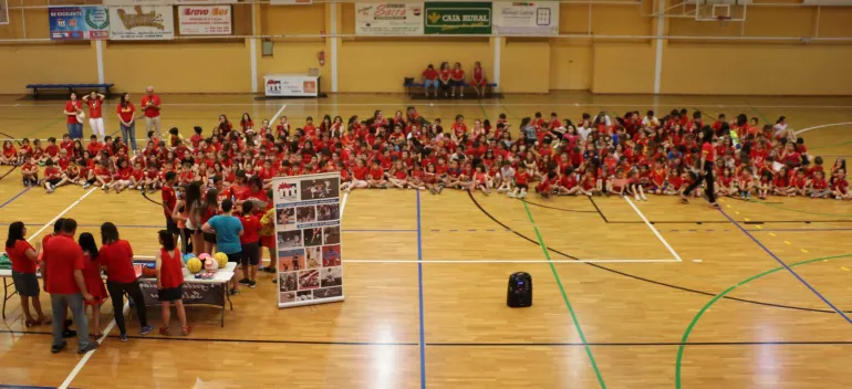 imagen del alumnado del Benito Pérez Galdós en el Pabellón Cubierto, junio 2018