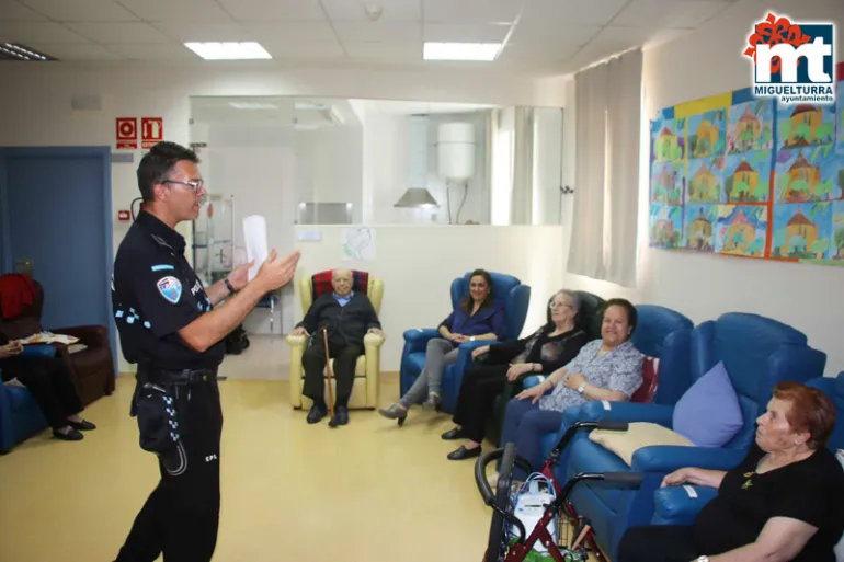 imagen de Antonio Corral y personas mayores durante la charla, mayo 2017