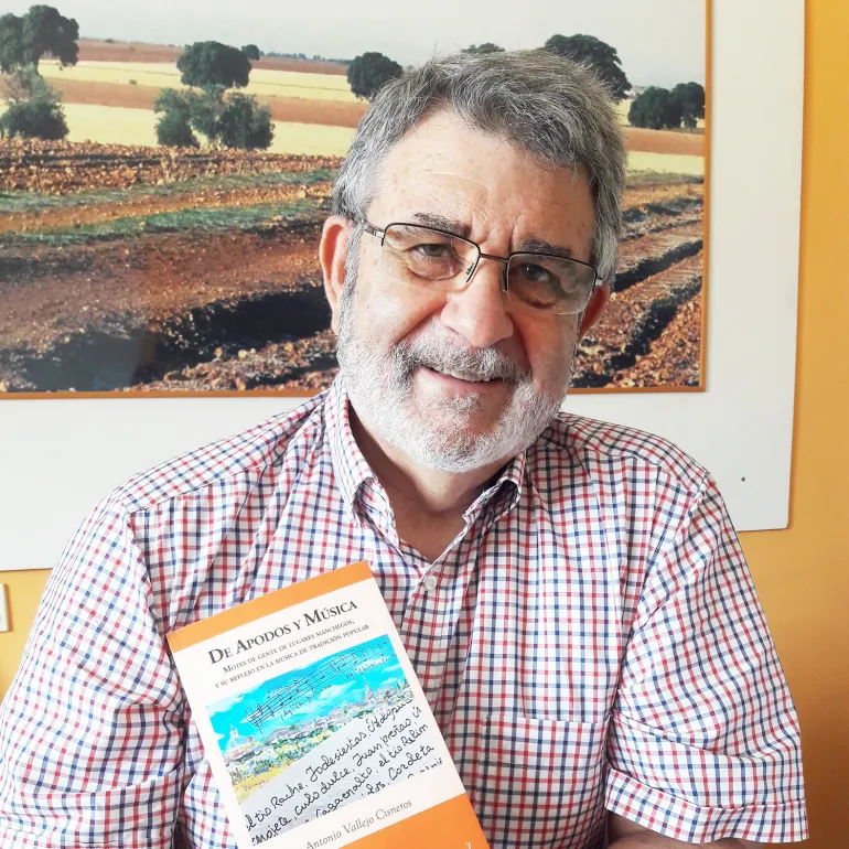 imagen de Antonio Vallejo con su nuevo libro "De Apodos y Música", junio 2020