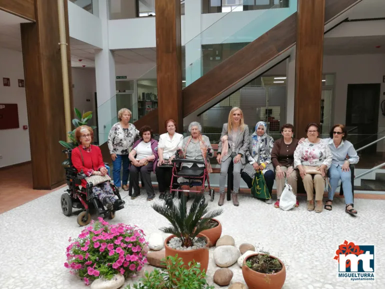imagen de alumnas y docente en la Biblioteca Municipal Casa de la Capellanía, mayo 2019
