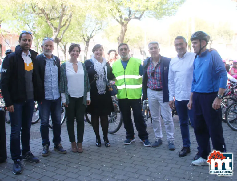 imagen de autoridades, docentes y organización Marcha Ciclista, abril 2017
