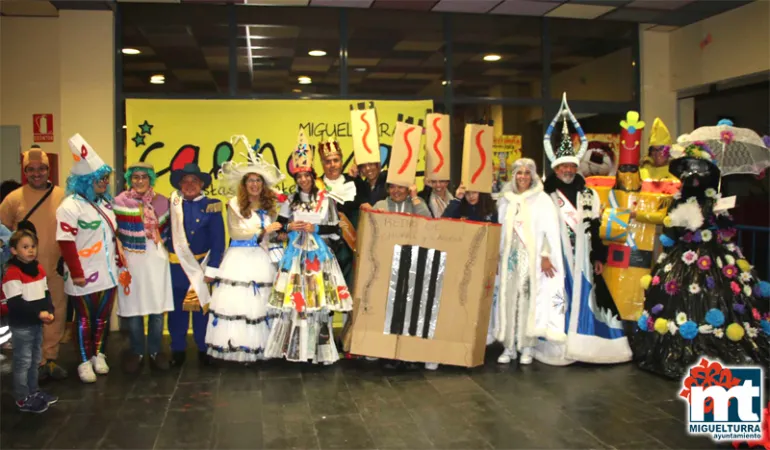 imagen de autoridades y personas participantes concurso trajes reciclados Carnaval 2018