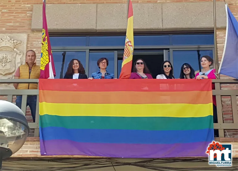 imagen de autoridades durante el despliegue de la bandera multicolor, mayo 2018