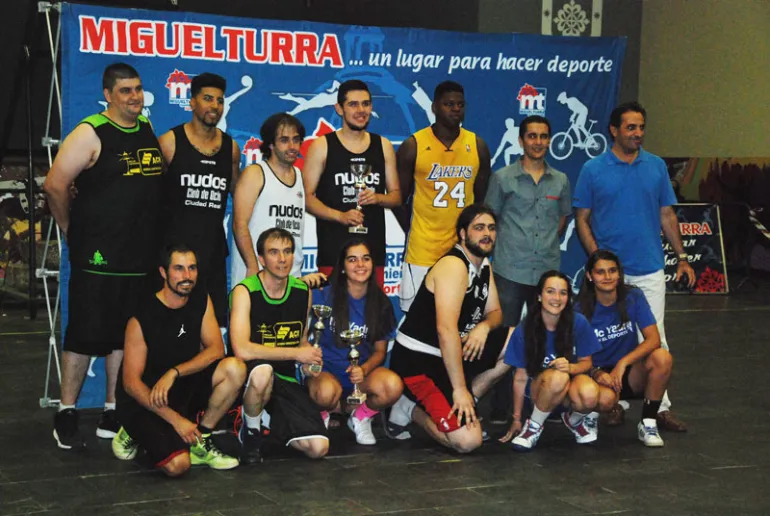 imagen grupal torneo 3 por 3 baloncesto, julio 2015