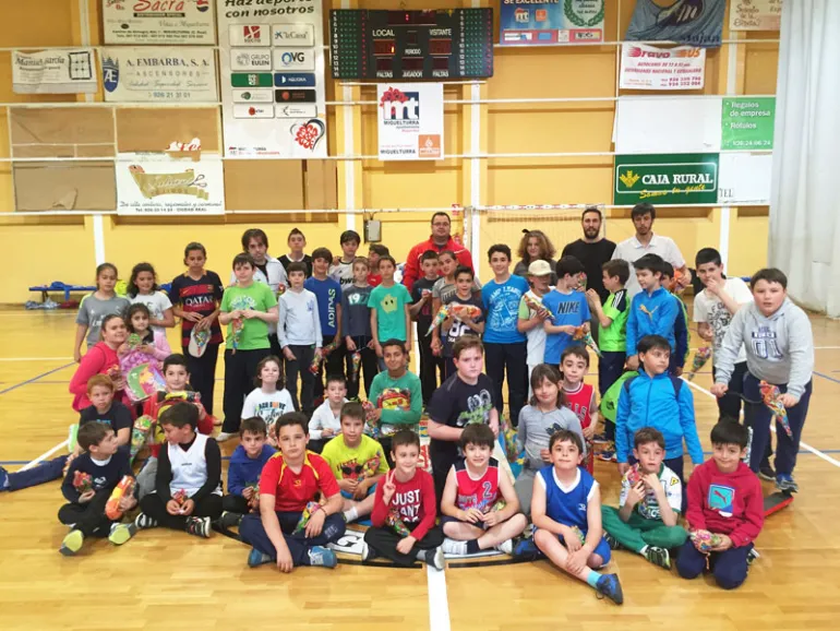 imagen de monitores, monitoras, niños y niñas participantes en la jornada de baloncesto, mayo 2016, imagen del área de Deportes