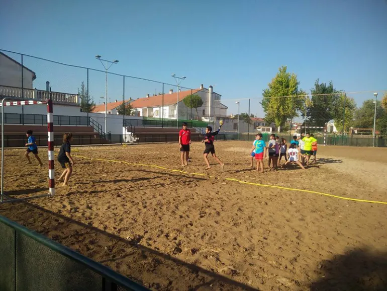 imagen del taller de balonmano en la pista de arena, agosto 2017