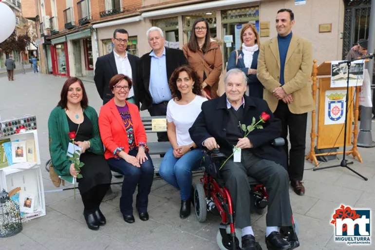 imagen de autoridades y homenajeados de los Bancos Literarios, abril 2018