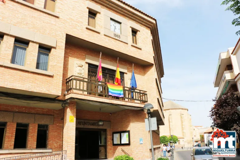 imagen de la bandera en el balcón de alcaldía del Ayuntamiento de Miguelturra, junio 2016