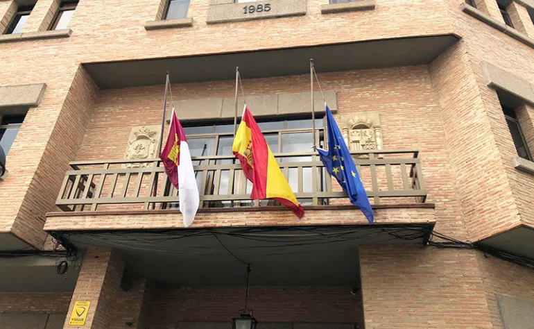 imagen de la fachada del Ayuntamiento de Miguelturra con las banderas a media asta por el Covid-19