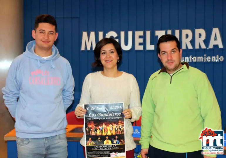 imagen de la concejala de Cultura y Festejos junto con Cansaliebres, enero de 2016